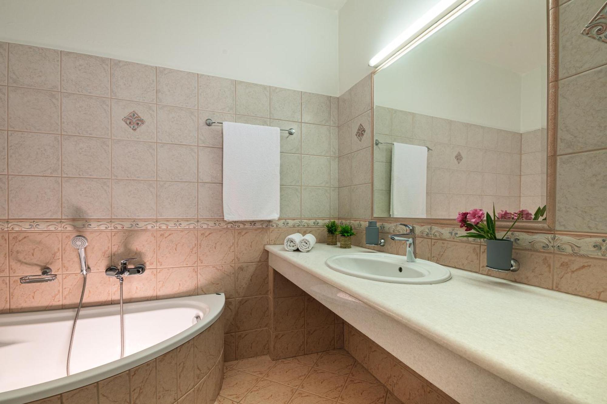 Villa Mariani II - In Lothiarika, Newly Renovated June 2024, Private Pool, Lindos 10 Min, Beach 120M Lardos Esterno foto